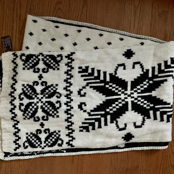 Danier Patterned Winter Scarf - Picture 2 of 3